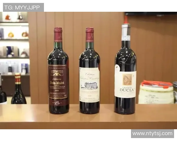 足球球星甜蜜合影展现爱意与默契两位巨星情侣共谱浪漫篇章