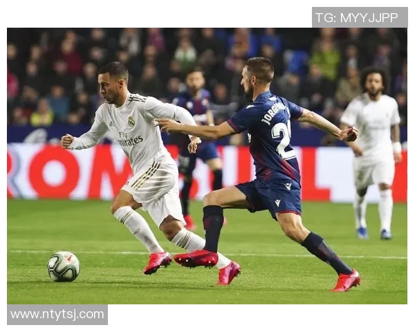 足球球星挑射技巧解析：精准控制与瞬间决策的完美结合